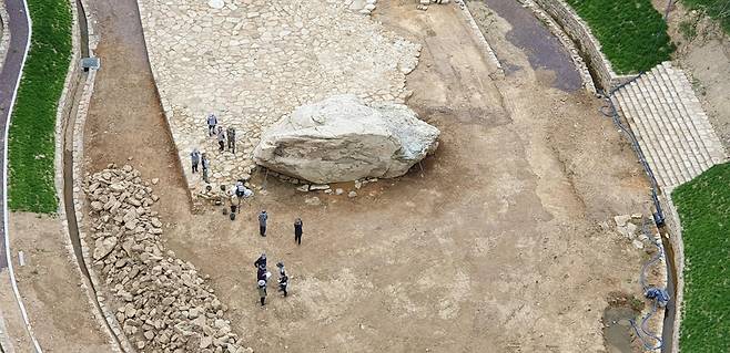 11일 공사 현장을 조사 중인 관계자들  [독자 촬영 제공. 재판매 및 DB 금지]