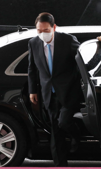 여름휴가를 마친 윤석열 대통령이 지난 8일 서울 용산 대통령실 청사로 출근하고 있다. (사진=연합뉴스)