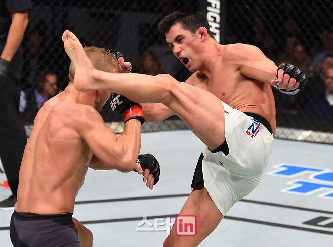 UFC 전 밴텀급 챔피언 도미닉 크루즈(오른쪽). 사진=UFC