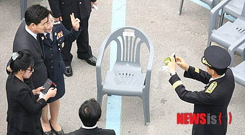 2014년 7월 당시 김태호 새누리당 최고위원이 헬기 추락사고로 순직한 강원도소방본부 특수구조단 1항공구조대 대원 5명의 영결식이 엄수된 강원도청에서 의용소방대원과 기념촬영을 하고 있다.(사진=뉴시스)