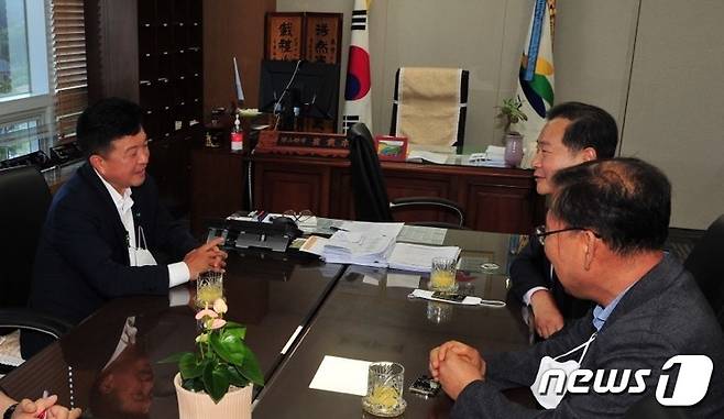 최재구 예산군수(왼쪽)와 원성수 공주대학교 총장이 대화를 나누고 있다. (예산군 제공) ⓒ 뉴스1
