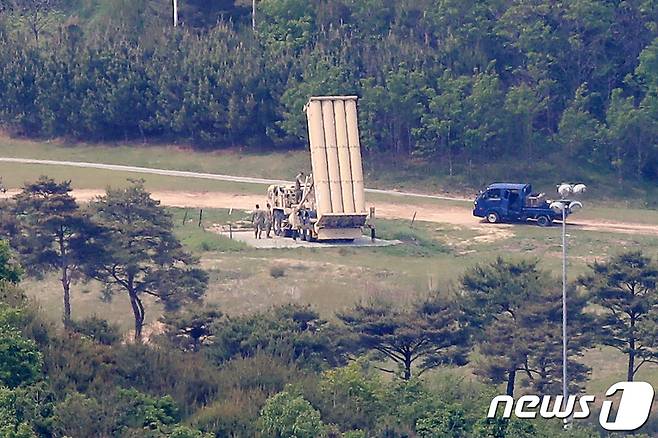 사드 기지에서 주한미군 관계자로 보이는 이들이 발사대를 점검하는 모습이 포착됐다. 2021.5.14/뉴스1 ⓒ News1 공정식 기자