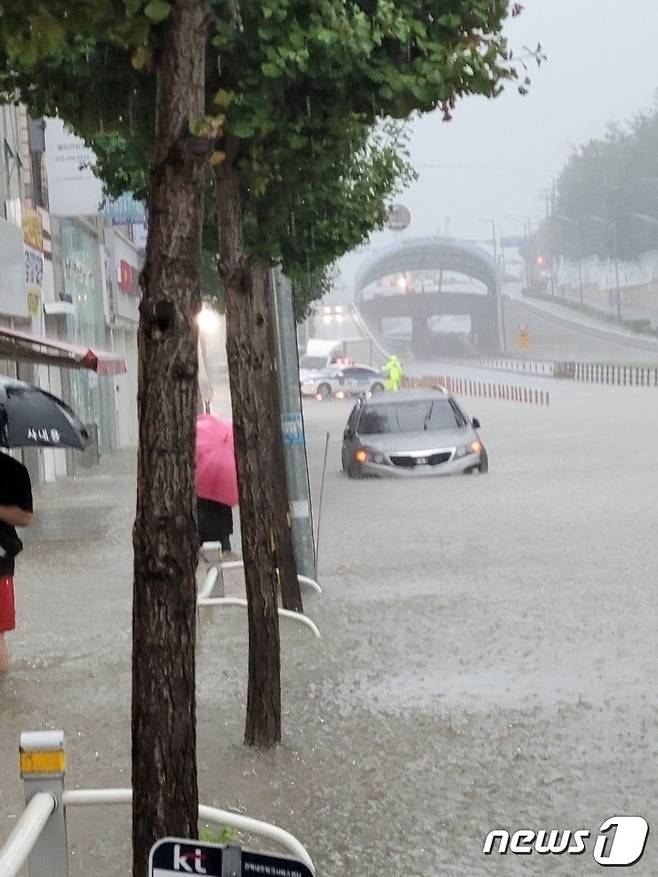 전북 군산에 집중호우가 쏟아진 11일 군산 나운동 기업은행 사거리가 빗물에 잠겨 있다. (독자 제공) 2022.8.11/뉴스1 ⓒ News1 유경석 기자