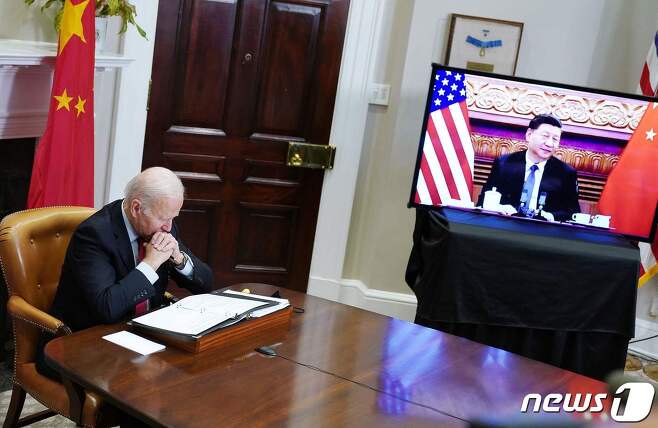 조 바이든 미국 대통령이 15일(현지시간) 워싱턴 백악관에서 시진핑 중국 국가주석과 화상으로 정상회담을 하고 있다. ⓒ AFP=뉴스1 ⓒ News1 우동명 기자