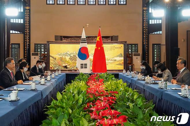 박진 외교부 장관이 9일 중국 산둥성 칭다오에서 열린 한중외교장관회담에서 왕이 중국 외교담당 국무위원 겸 외교부장과 면담을 하고 있다. (외교부 제공) 2022.8.9/뉴스1 ⓒ News1 임세영 기자