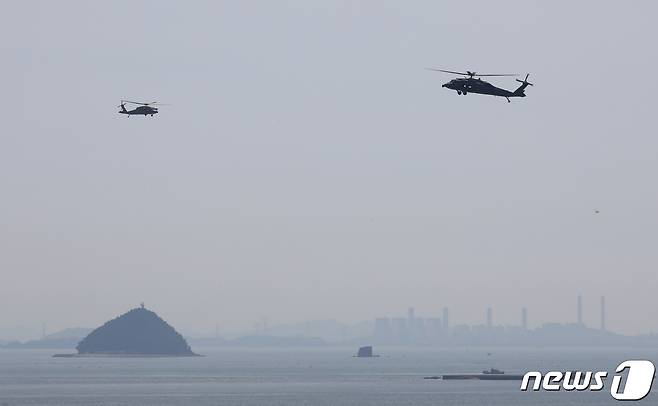 12일 오후 경기 화성시 서신면 서해바다에 공군F-4E 전투기가 추락해 사고 해역 위로 공군 헬기가 수색 작업을 벌이고 있다. 조종사 2명은 무사히 탈출한 것으로 전해졌다. 2022.8.12/뉴스1 ⓒ News1 김영운 기자
