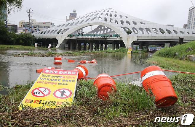 지난 10일부터 쏟아진 집중호우로 인해 대전천 수위가 상승하며  11일 오후 퇴근시간 목척교 하상도로 통행이 제한됐다. ⓒNews1 김기태 기자