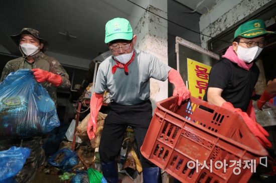 주호영 국민의힘 비상대책위원장이 11일 폭우로 큰 피해를 입은 서울 동작구 사당동의 한 빌딩 지하에서 수해 복구 자원봉사를 하고 있다./국회사진기자단