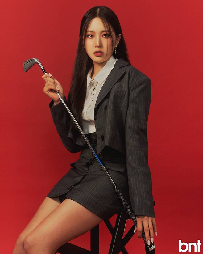 네크리스는 센티멍, 이어링은 젤라시 제품.