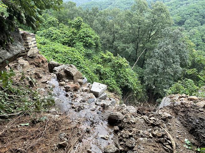 지난 8일부터 이어진 기록적인 집중호우에 유네스코 세계문화유산인 남한산성 성벽 일부가 붕괴되어 있다. /경기도