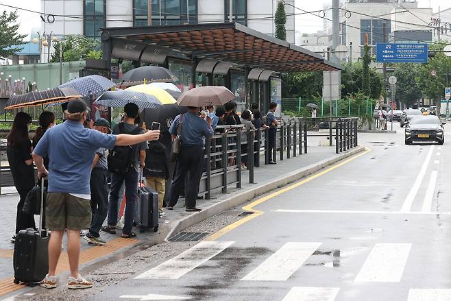 9일 서울역 택시승강장에서 시민들이 택시를 기다리고 있다. /연합뉴스