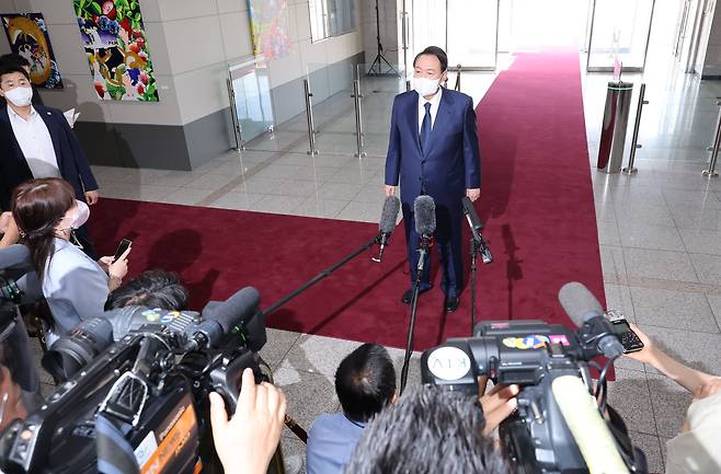 윤석열 대통령이 12일 오전 서울 용산 대통령실 청사로 출근하며 취재진의 질문에 답하고 있다. /연합뉴스