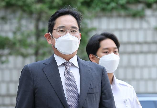 이재용 삼성전자 부회장이 12일 서초구 서울 중앙지방법원에 도착해 1심 속행공판에 출석하고 있다. /연합뉴스