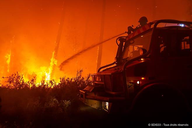 10일(현지 시각) 프랑스 남서부 지롱드주 보르도 남부에서 소방대원이 불을 끄고 있다.