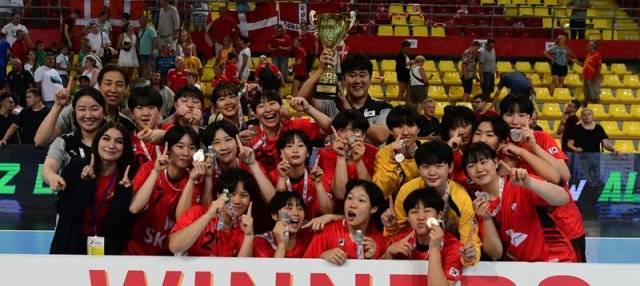 18세 이하 여자 핸드볼 대표팀이 11일 북마케도니아 스코페에서 막을 내린 세계선수권대회 결승전에서 유럽 강호 덴마크를 
31-28로 꺾고 정상에 오른 뒤 우승 메달을 목에 걸고 기뻐하고 있다. 한국은 2006년 창설된 이 대회에서 비유럽 국가로는 
처음 우승컵을 들어 올렸다. 국제핸드볼연맹 제공