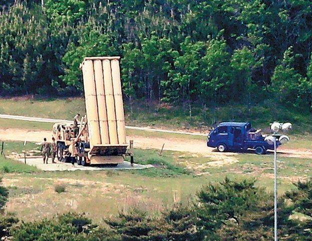 대통령실이 11일 경북 성주 주한미군 사드(THAAD·고고도미사일방어체계) 기지를 이달 말 정상화할 것이라고 밝혔다. 사진은 지난해 5월 주한미군 관계자가 발사대를 점검하는 모습. 성주=뉴스1