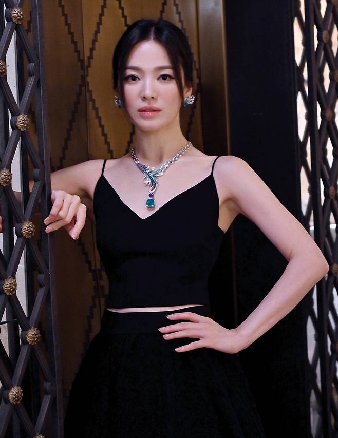 25캐럿 콜롬비아산 쿠션 컷 에메랄드를 메인 스톤으로 세팅한 ‘걸프스트림(Gulfstream)’ 네크리스와 해류를 표현한 곡선 모티프의 ‘걸프스트림’ 이어링을 착용한 송혜교.