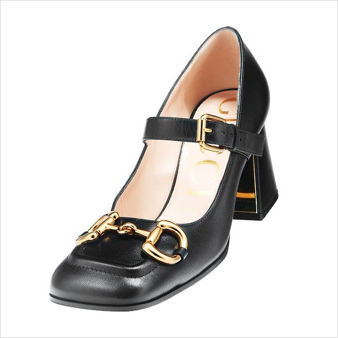 홀스빗 장식을 더한 메리 제인 슈즈는 1백38만원, Gucci.