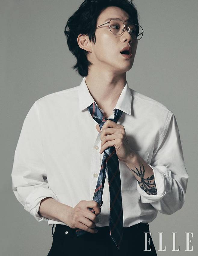 셔츠와 타이는 모두 스타일리스트 소장품. 팬츠는 The Museum Visitor. 안경은 Paul Smith.