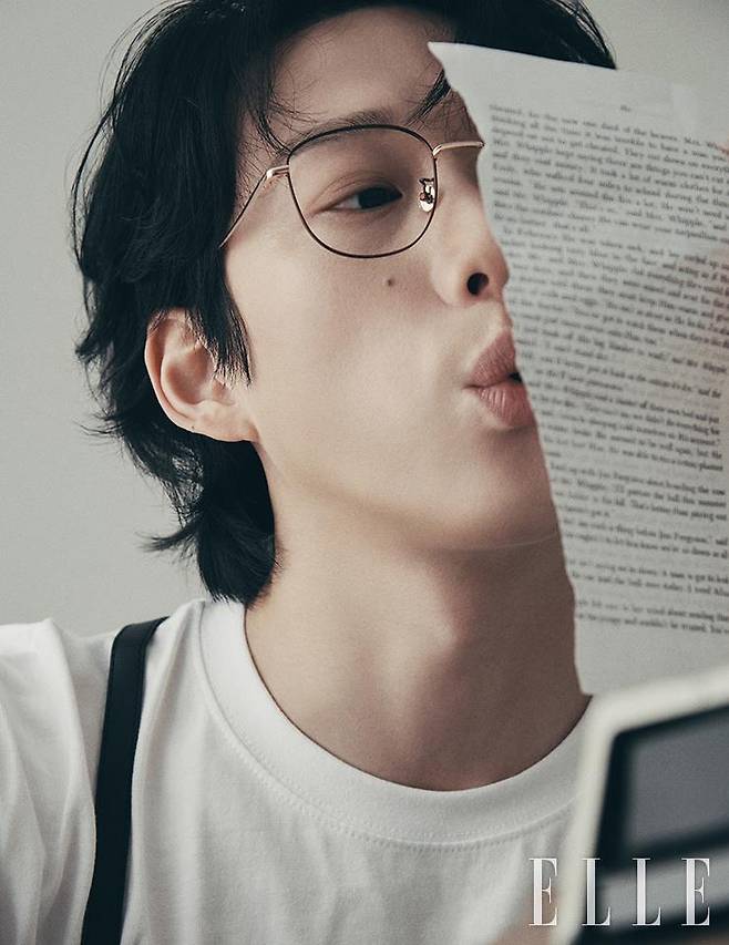 티셔츠는 Defyclubrobbers. 안경은 Marcheyewear. 서스펜더는 스타일리스트 소장품.