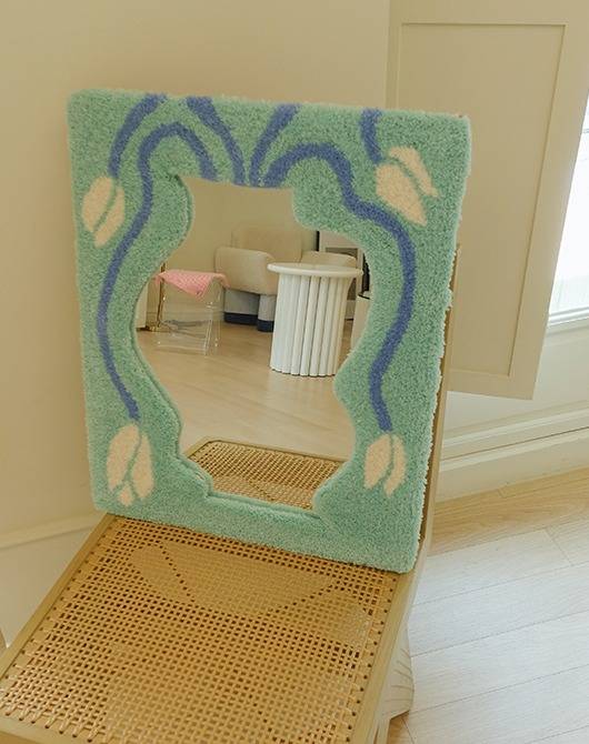 터프팅 디테일의 거울은 사이즈에 따라 13만원, 28만원대. bpb.