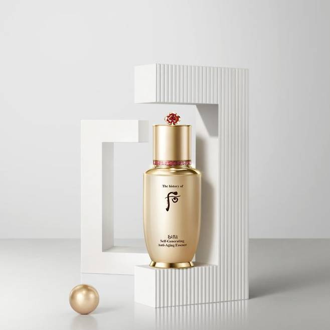 더 히스토리 오브 후 비첩 자생 에센스 - 독자 성분 ‘자하비첩 콤플렉스’가 3일간 사용으로도 피부 장벽 손상을 개선하고 피부 자생력에 도움을 주는 것을 임상 시험으로 검증. 50mL 16만5천원.