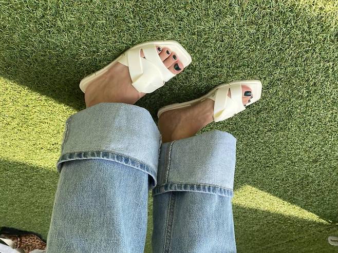 러버사이즈드 크로스 플랜 샌들은 3만9천원, ZARA.