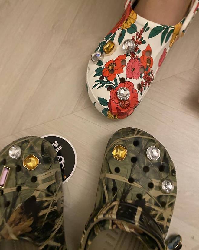 클래식 리얼트리® V2은 6만4900원, 지비츠™참은 개당 5천원 by Crocs