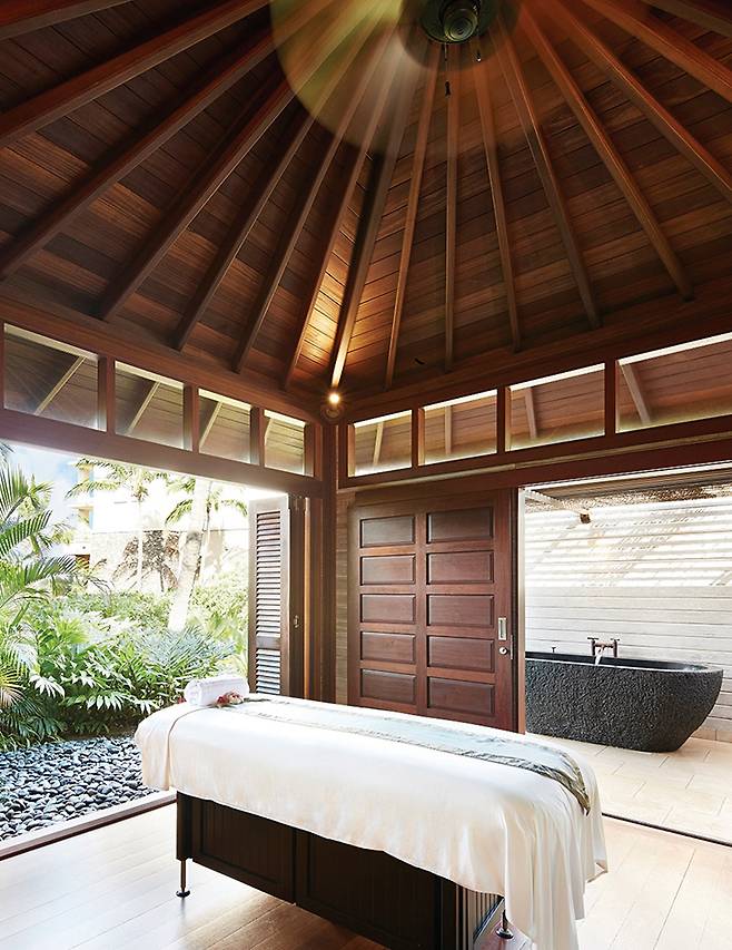 몽타주 카팔루아 베이에서 즐길 수 있는 하와이언 로미로미 마사지. 뜨거운 수건과 돌을 이용하는 것이 특징이다.