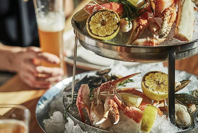 해산물 요리에 진심인 미나스 피시 하우스의 멋진 디시. 피시 소믈리에가 권하는 오늘의 생선 요리는 물론 최상의 마리아주를 와인과 함께 즐길 수 있다.