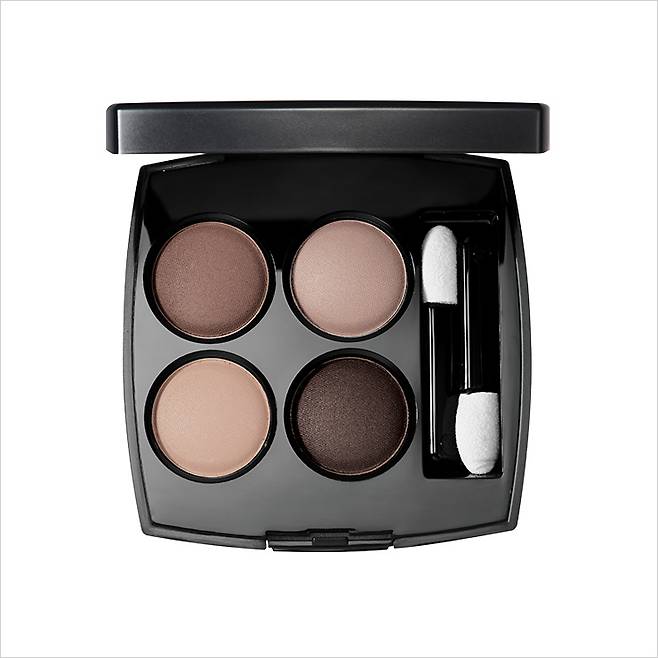 보송한 질감의 네 가지 뉴트럴 톤 섀도 컬러가 돋보이는 레 꺄트르 옹브르, 308 끌레르-옵스뀌, 8만5천원.