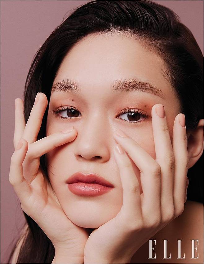 울트라 르 뗑, BR22로 완성한 수현의 장밋빛 피부 위에, 레 꺄트르 옹브르, 268 깡되르에 엑스뻬리앙스에 든 소프트 베이지 섀도로 눈꺼풀에 색감을 부여한다. 입술에는 로지 베이지 색을 띠는 루쥬 알뤼르, 196 아 드미 모를, 손톱에는 투명한 핑크빛의 르 베르니, 937 하모니를 깔끔히 발라 로즈 톤 온 톤을 연출. 사용 제품은 모두 Chanel.