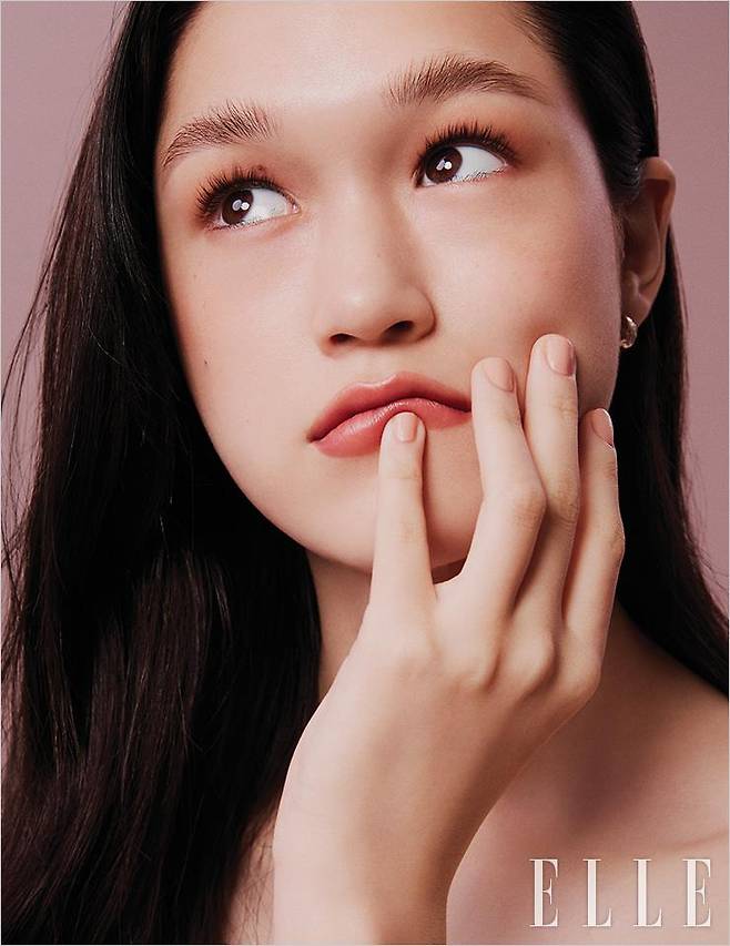 브라운에 톤다운된 레드빛이 가미돼 성숙한 소녀를 연상시키는 아이섀도, 레 꺄트르 옹브르, 268 깡되르 에 엑스뻬리앙스를 눈가에 발라 로즈 톤의 파스텔 같은 색감을 연출한다. 입술에는 우유에 장미 한 스푼을 곁들인 듯한 루쥬 알뤼르, 196 아 드미 모를, 손톱에는 투명한 핑크빛의 르 베르니, 937 하모니를 깔끔히 바른다. 사용 제품은 모두 Chanel.