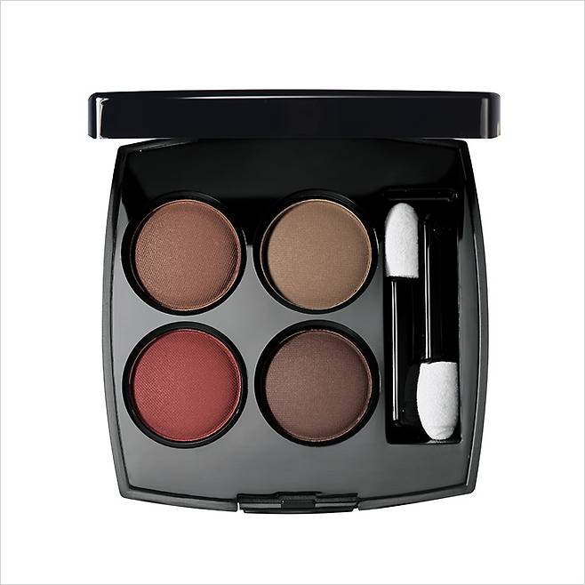 ‘딥’한 초콜릿 컬러와 이국적인 테라코타 레드 톤이 가미된 레 꺄트르 옹브르, 268 깡되르 에 엑스뻬리앙스, 8만5천원.