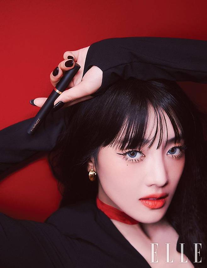 블랙 셔링 원피스는 Songe Creux. 스트랩 샌들 힐은 Saint Laurent. 이어링은 Mzuu.