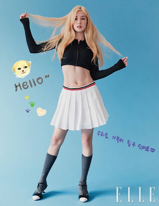 블랙 톱과 플리츠스커트, 스트랩 힐과 그레이 삭스는 모두 Miu Miu.