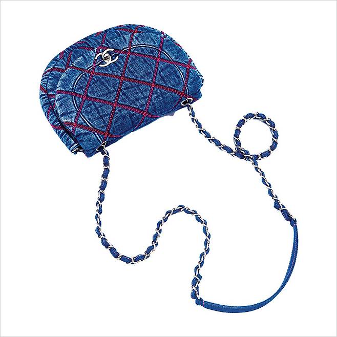 퀼팅 패턴으로 포인트를 준 메신저 백은 가격 미정, Chanel.