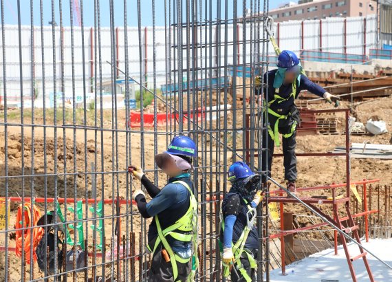 폭염 속에서 작업하고 있는 부산 부산진구 한 공사장 노동자들 /뉴스1