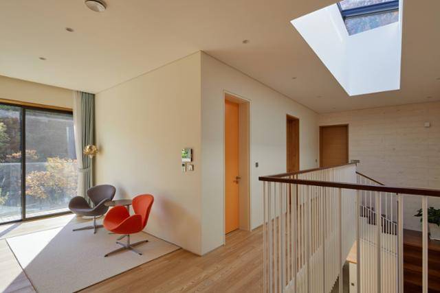 천장에 낸 창으로 사시사철 빛이 들어와 내부가 밝고 따뜻하며 시원스럽다. 노경 건축사진작가 제공