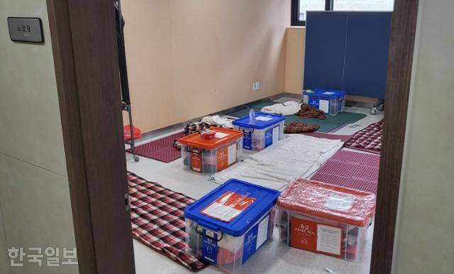 11일 오전 서울 관악구 신사동주민센터 3층에 위치한 이재민 임시대피소에 깔개와 이불, 응급 구호세트가 놓여 있다. 나광현 기자