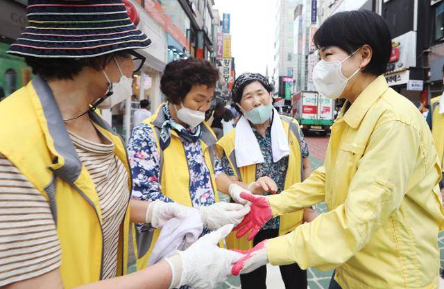 전현희(오른쪽)국민권익위원장이 11일 서울 동작구 수해지역 현장을 방문해 복구 작업 중인 자원봉사자들을 격려하고 있다. 국민권익위원회 제공