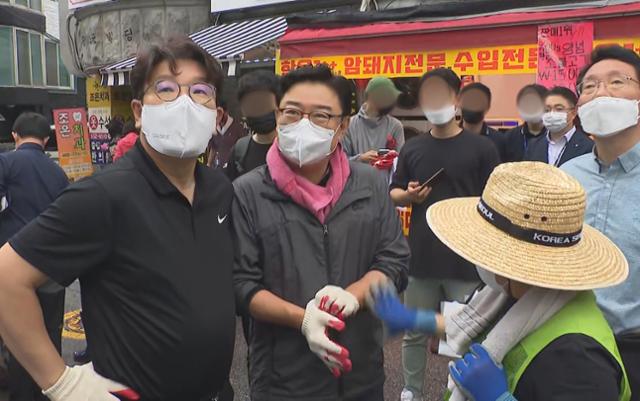 국민의힘 김성원 의원(가운데)이 11일 수해 복구 자원봉사를 위해 당 지도부와 찾은 동작구 사당동에서 권성동 원내대표, 임이자 의원 등과 대화하고 있다. 김 의원은 이 자리에서 "솔직히 비 좀 왔으면 좋겠다. 사진 잘 나오게"라고 발언했다가 문제가 되자 입장문을 내고 "엄중한 시기에 경솔하고 사려 깊지 못했다"며 "깊이 반성하며 사과드린다"고 밝혔다. 연합뉴스