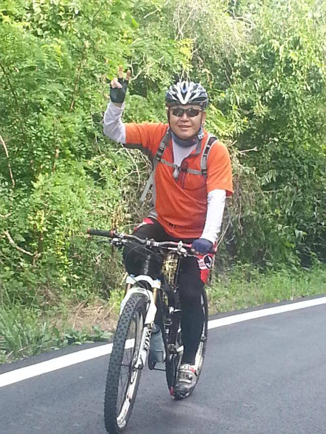 김동욱 경북 안동시교육지원청 교육장이 라이딩 국토완주 그랜드슬램을 달성하고 기념촬영을 했다.