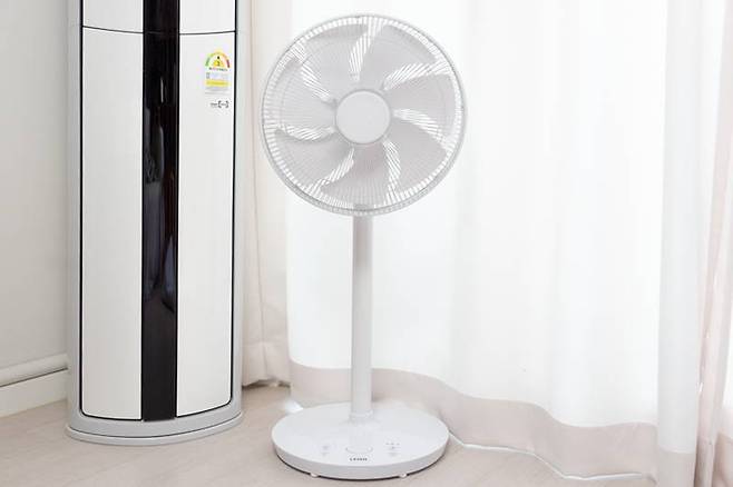 일반적인 형태의 선풍기, 최근에는 BLDC 모터를 탑재한 제품이 대중화됐다. 출처=IT동아