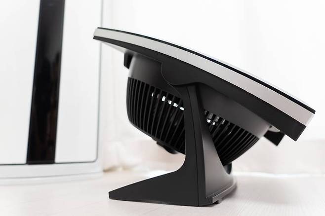 바닥형 에어 서큘레이터를 선풍기 대용으로 쓰려면 반드시 각도 조절이 되는 제품으로 사야한다. 출처=IT동아