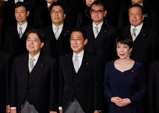 기시다 후미오 일본 총리(가운데)가 지난 10일 새 각료를 임명하고 기념사진을 촬영하고 있다. 로이터=연합뉴스