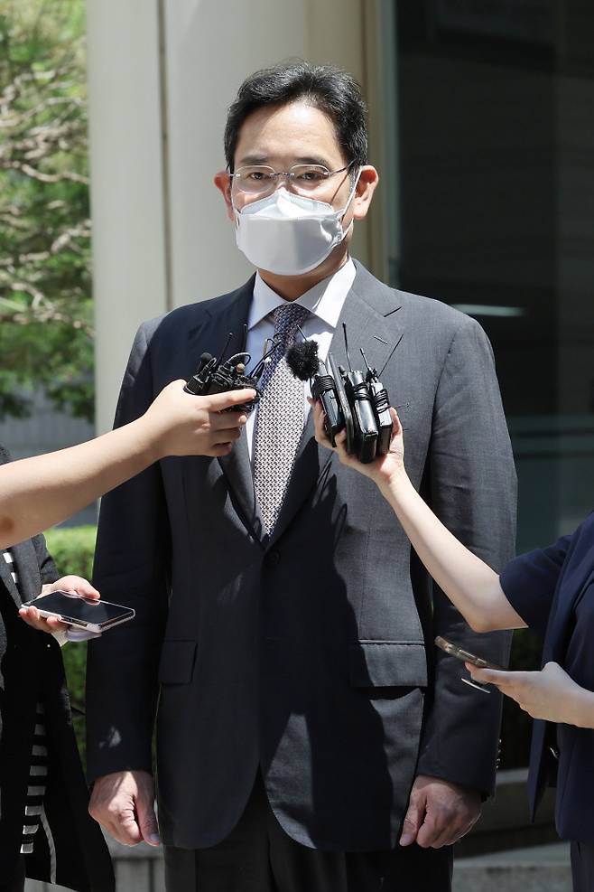 광복절 특별사면 대상자에 포함된 이재용 삼성전자 부회장이 12일 서울중앙지방법원에서 입장을 밝히고 있다. 연합뉴스