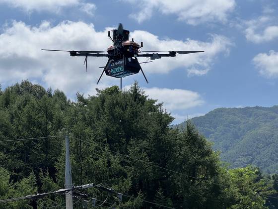 A drone flies from a 7-Eleven branch in Gapyeong, Gyeonggi, carrying food such as ramyeon and ice cream. [LEE TAE-HEE]