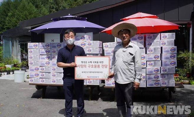 한전 동해안신가평 특별대책본부 직원들은 12일 기록적인 집중호우로 피해를 입은 강원 횡성지역 지역을 찾아 긴급 구호물품을 전달했다.