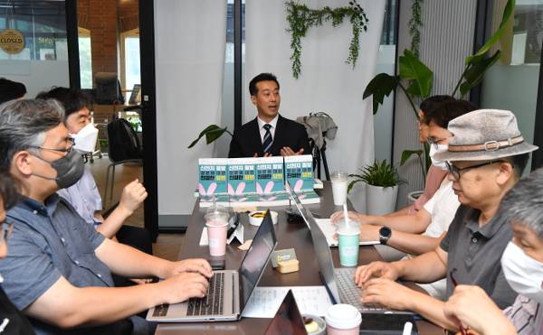 양형주(가운데) 대전도안교회 목사가 11일 서울 종로구 연지동 한국교회100주년기념관에서 열린 기자간담회에서 신천지가 한국교회 성도를 미혹하려고 던지는 주요 질문들의 허점을 설명하고 있다. 신석현 포토그래퍼